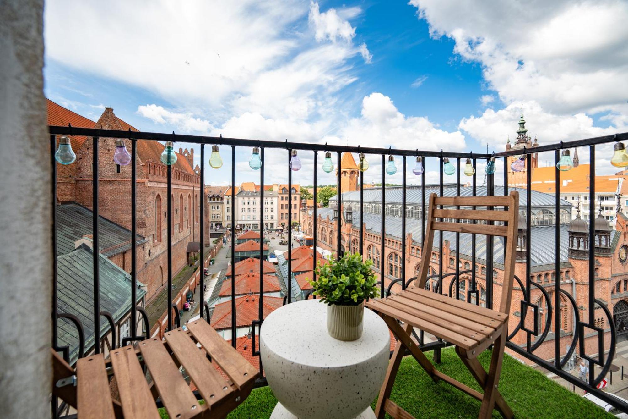Stunning Apartment With Balcony กดัญสก์ ภายนอก รูปภาพ